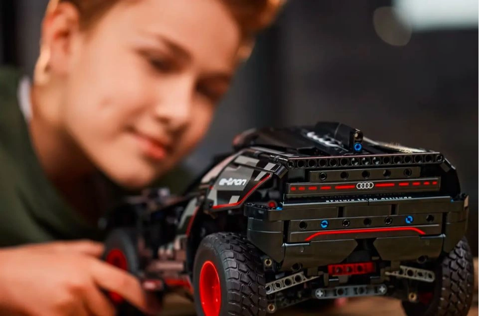 LEGO Technic 42160 Audi RS Q e-tron, 914 dílků