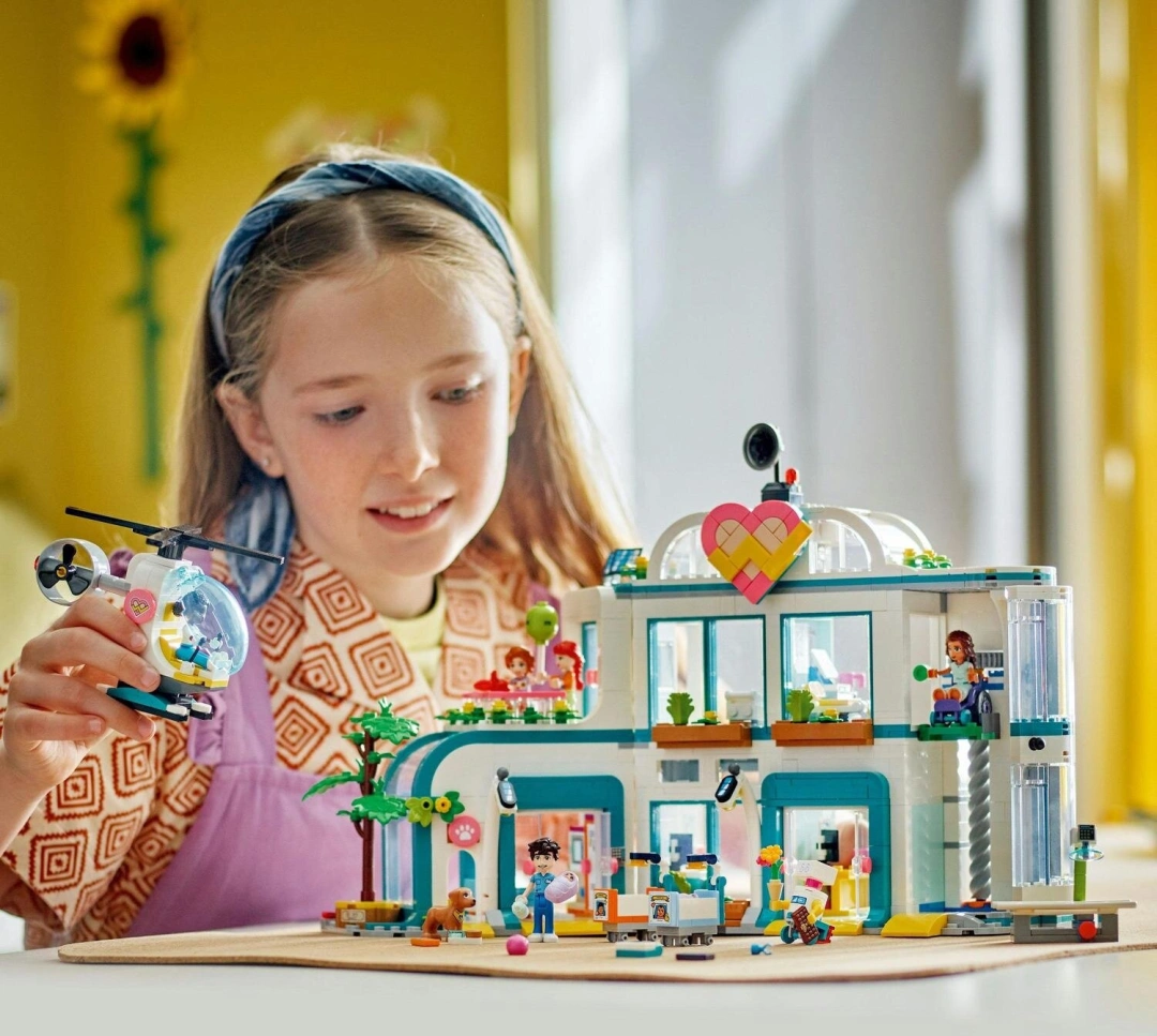 LEGO Friends 42621 Nemocnice v městečku Heartlake