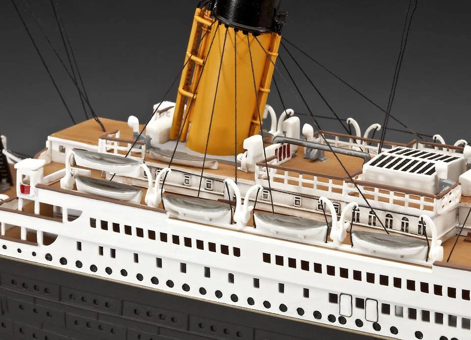 Revell Gift-Set 05715 - R.M.S. Titanic - 100th anniversary edition