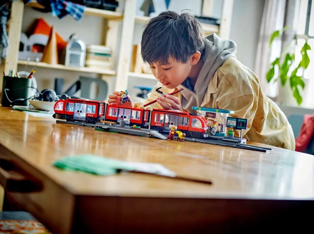 LEGO City 60423 Tramvaj a zastávka v centru města