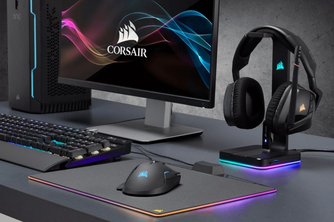 Corsair držák sluchátek ST100 RGB, 7.1 zvuková karta, USB 3.1 hub