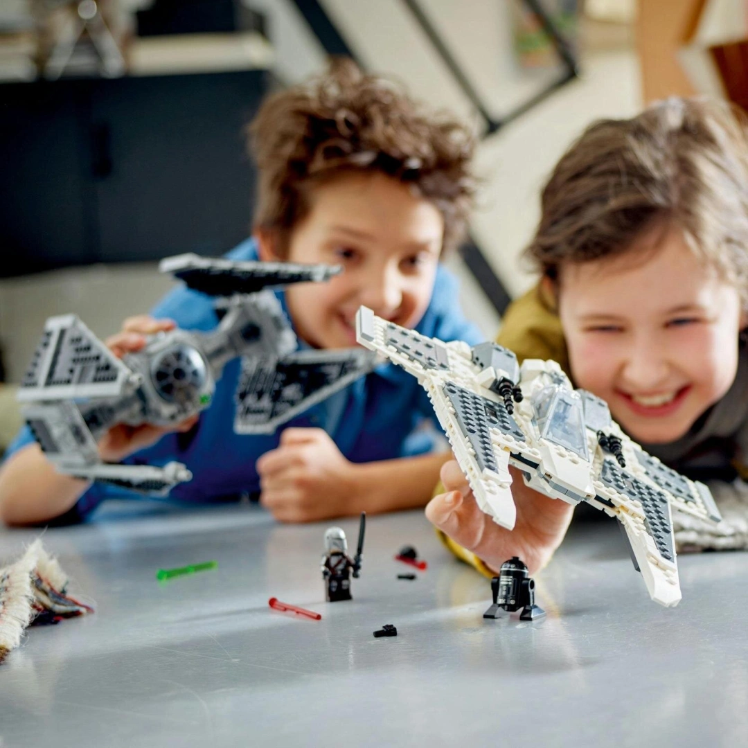 LEGO® Star Wars™ 75348 Mandalorianská stíhačka třídy Fang proti TIE Interceptoru