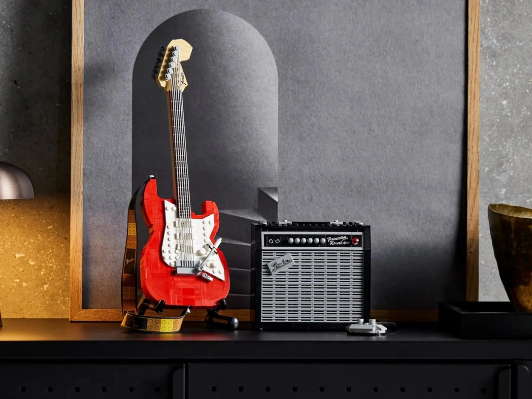 LEGO® Ideas 21329 Fender® Stratocaster™