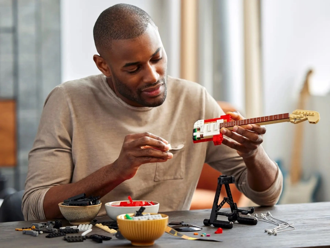 LEGO® Ideas 21329 Fender® Stratocaster™