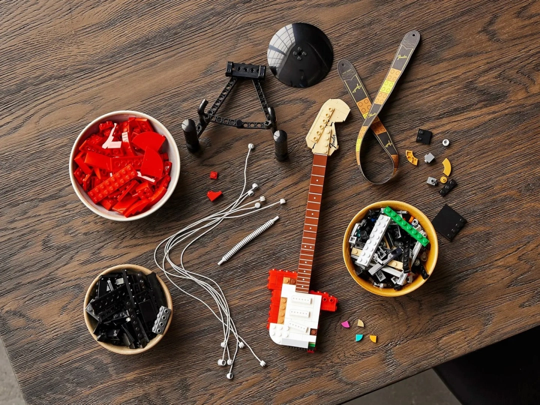 LEGO® Ideas 21329 Fender® Stratocaster™