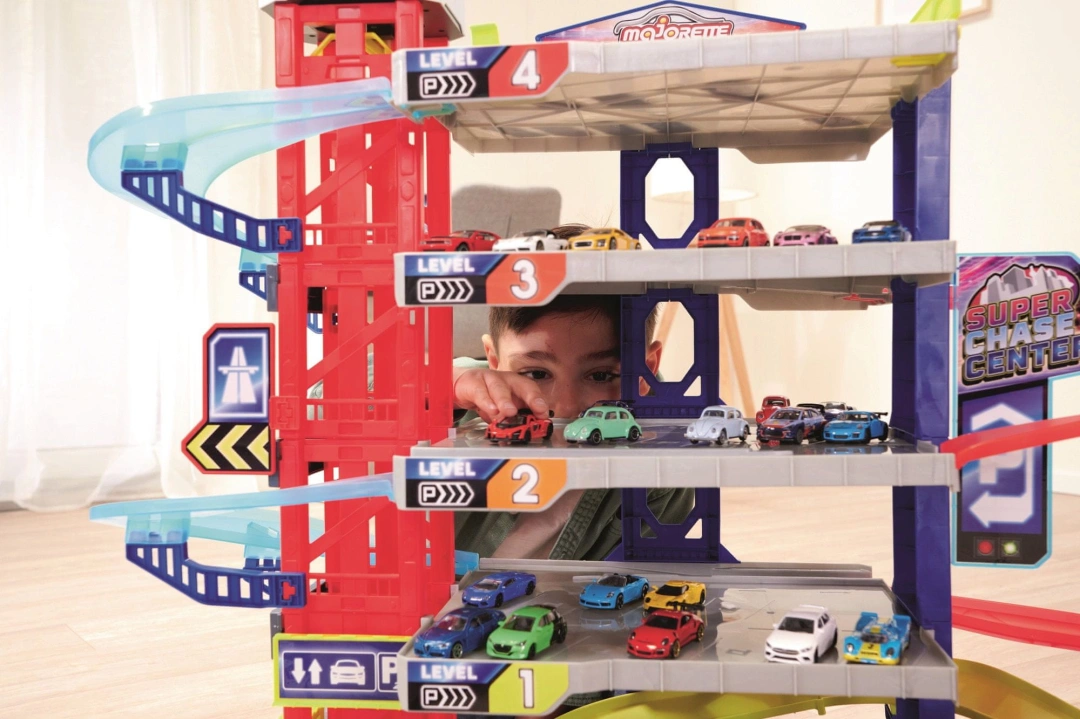 MAJORETTE Garage Super Chase Center + 4 cars and train