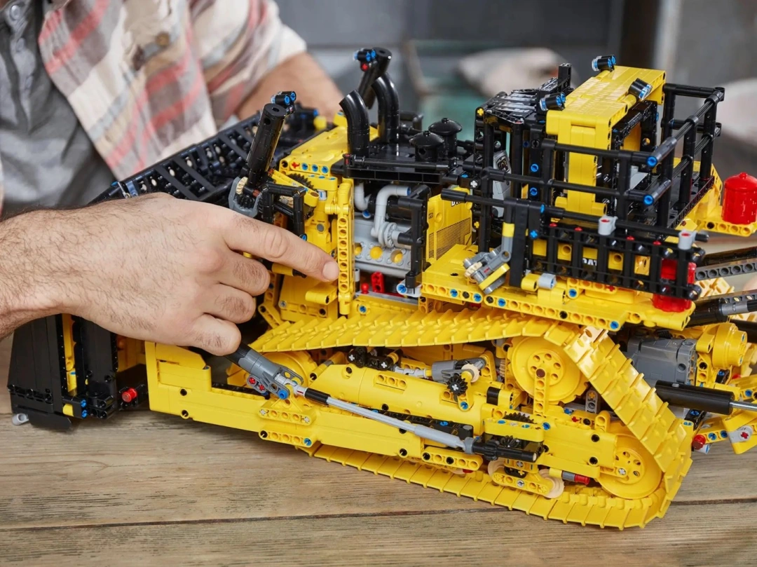 LEGO TECHNIC 42131 BULDOZER CAT D11 ŘÍZENÝ APLIKACÍ