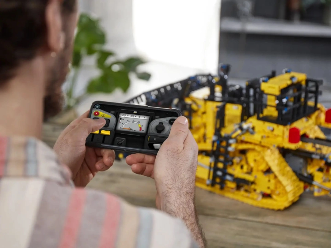 LEGO TECHNIC 42131 BULDOZER CAT D11 ŘÍZENÝ APLIKACÍ