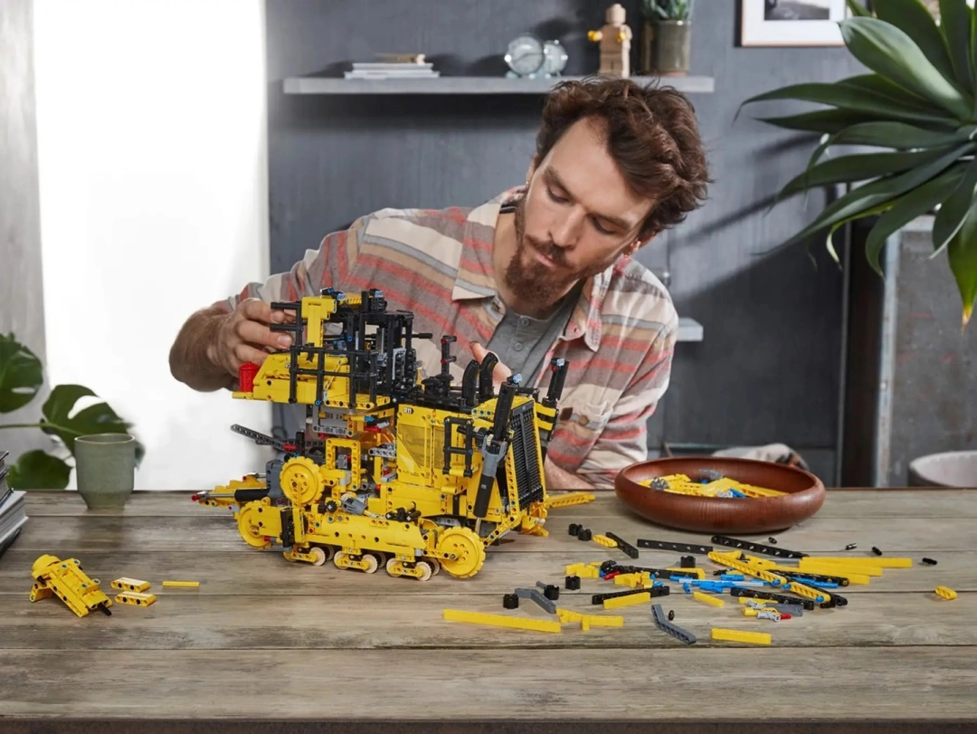 LEGO TECHNIC 42131 BULDOZER CAT D11 ŘÍZENÝ APLIKACÍ