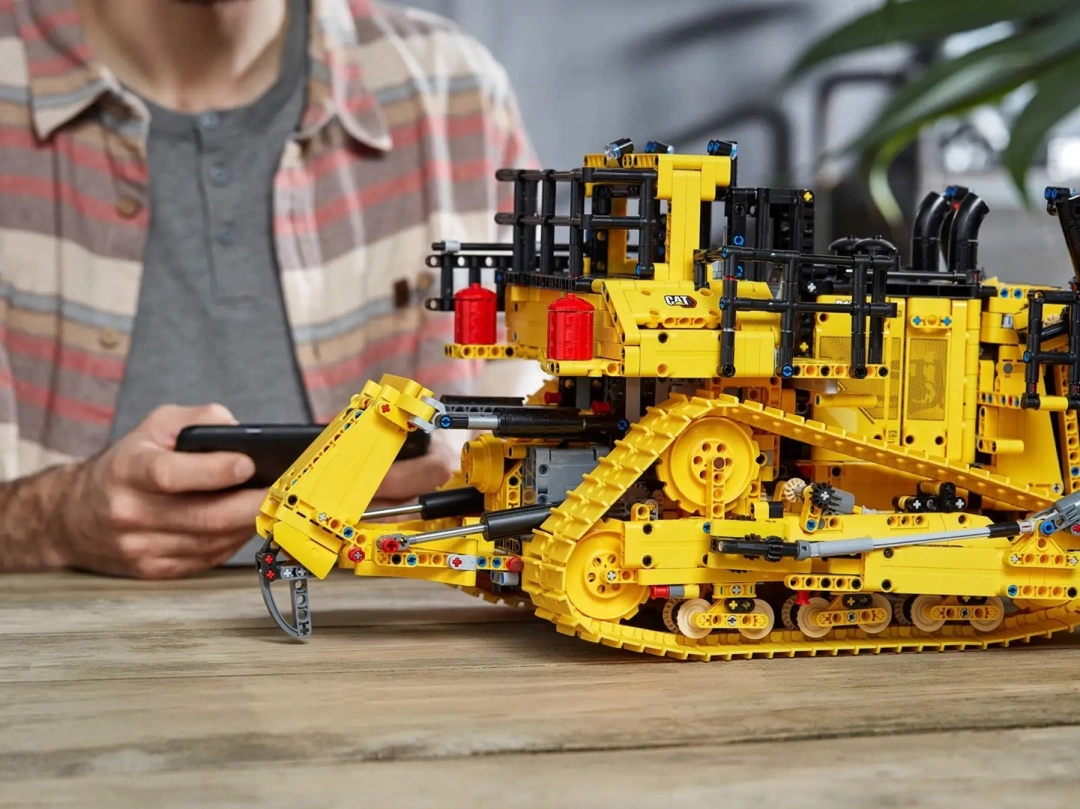 LEGO TECHNIC 42131 BULDOZER CAT D11 ŘÍZENÝ APLIKACÍ