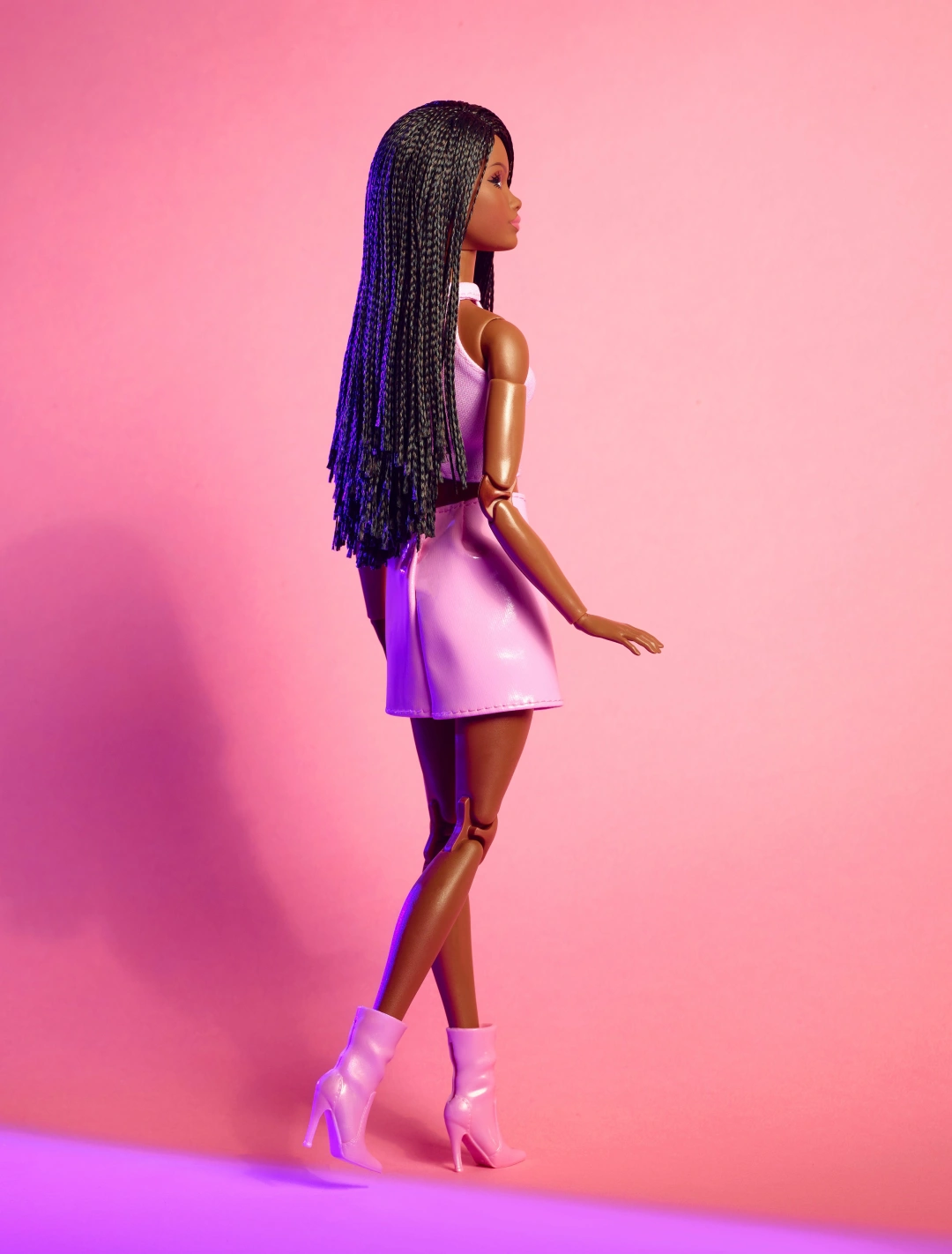 Mattel Barbie Looks S copánky v růžovém outfitu HRM13