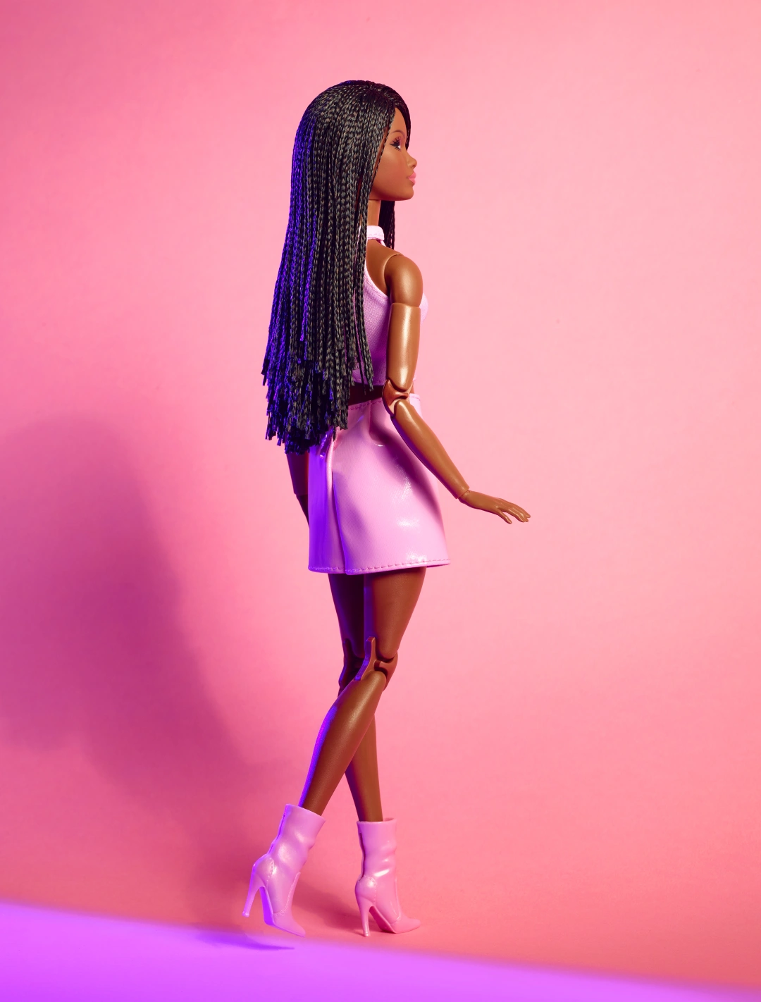 Mattel Barbie Looks S copánky v růžovém outfitu HRM13