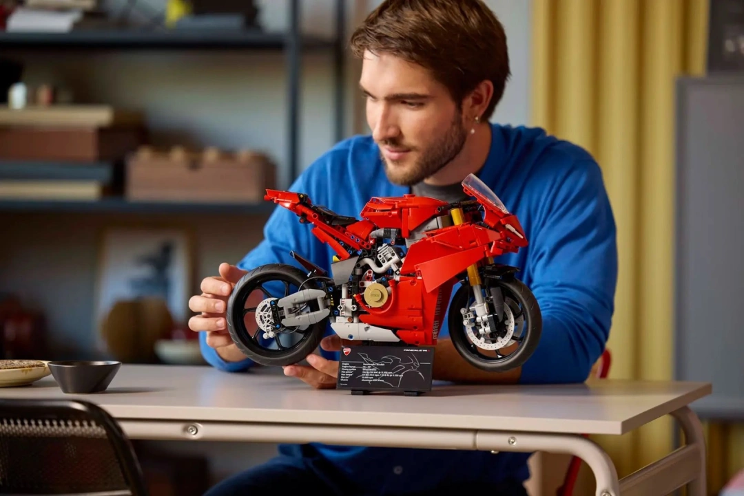 LEGO Technic 42202 Ducati Panigale V4 S