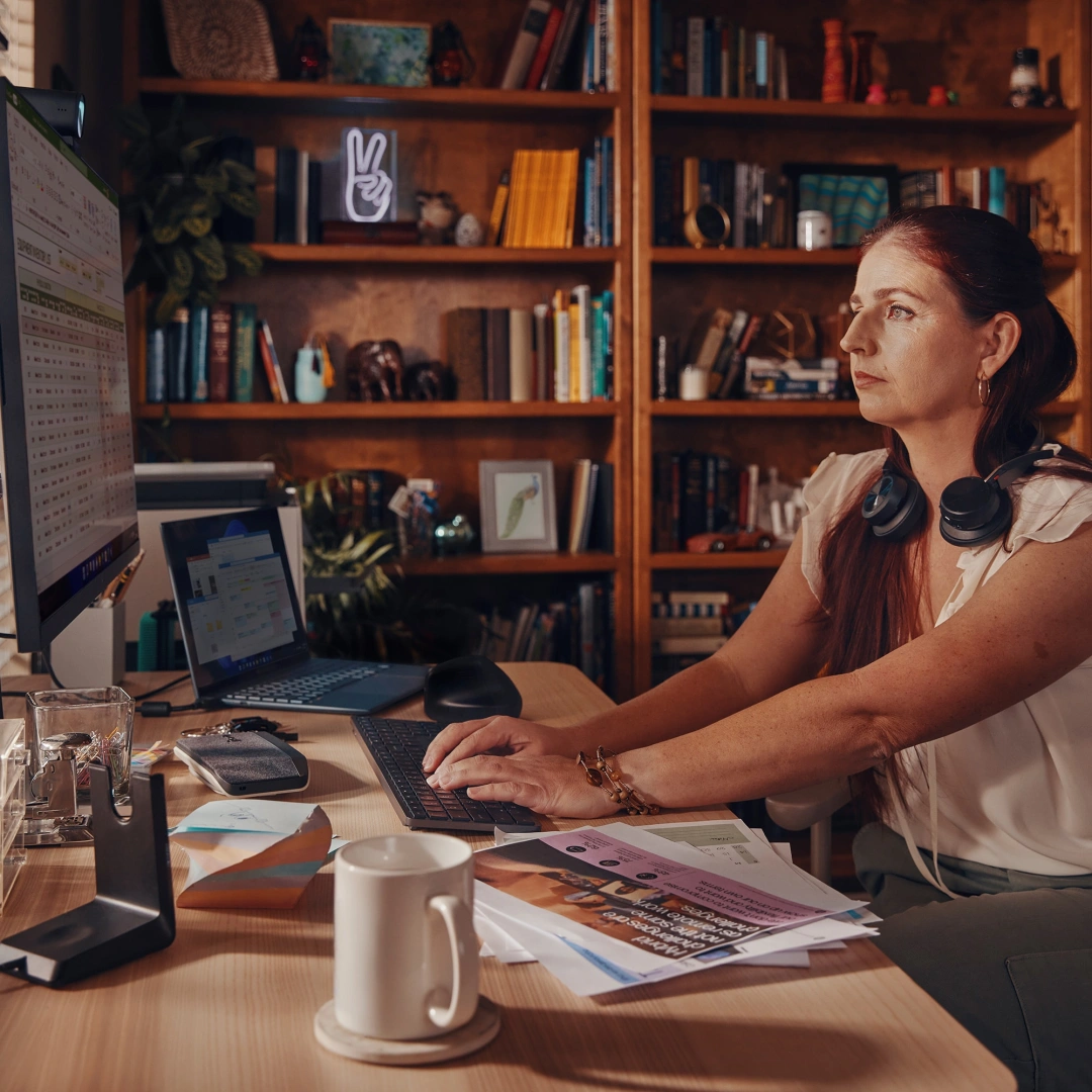 POLY Headset Poly Voyager Focus 2 USB-C s certifikací Microsoft Teams + adaptér USB-C/A + nabíjecí s